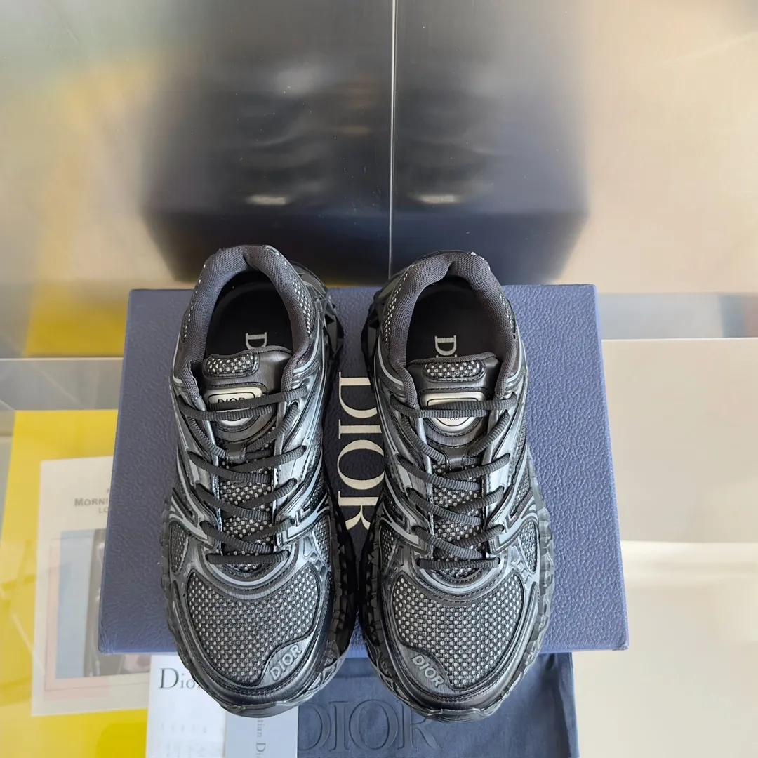 【DIOR】P:800💰 Men's 39-44. (Male 45.46 custom-made) Dior kawa Dior joint 2025ss casual sports shoes‼ ️ Reinterpret running shoes with dior’s haute couture style. b35 is made of fine-textured leather and mesh fabric materials. It can be worn in all seasons, is comfortable and breathable, and has many lines on the shoe body to outline details. It has a full retro three-dimensional feel and can create a casual look all year round!